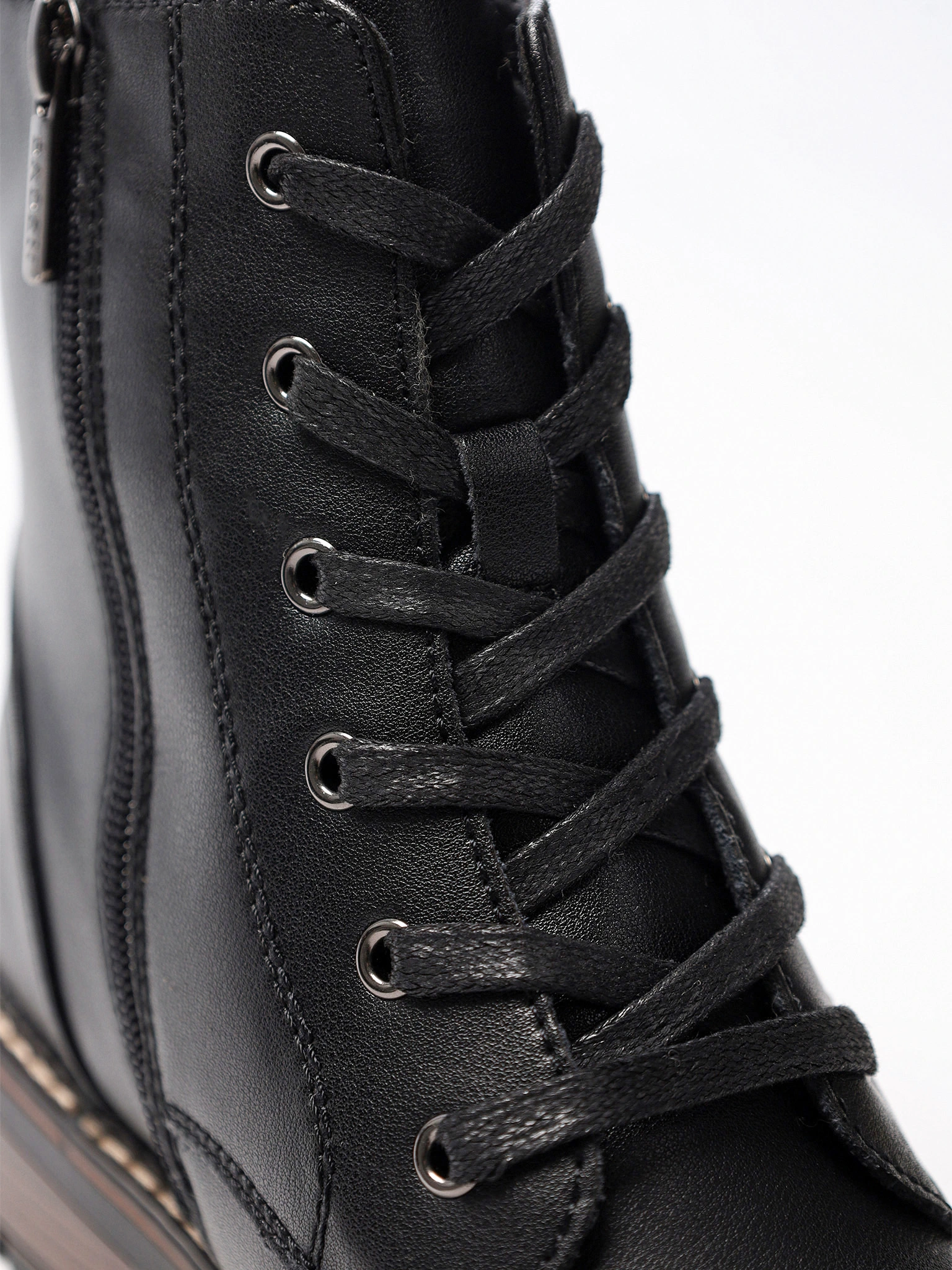 Ботинки черного цвета на среднем каблуке